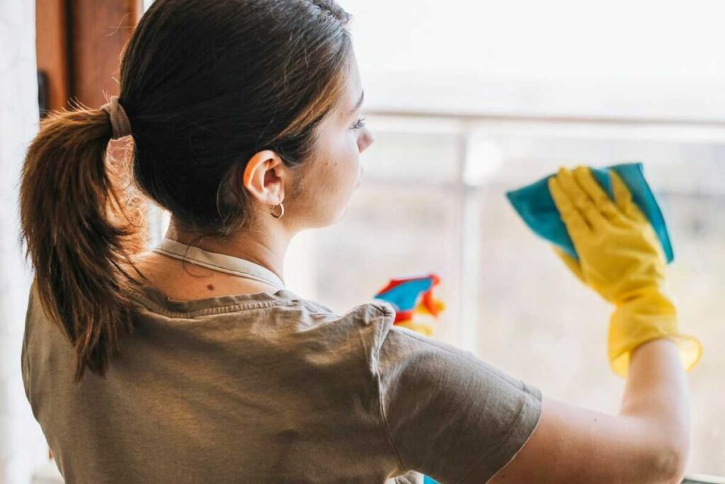 Limpeza de casa: como remover manchas sem riscar a superfície