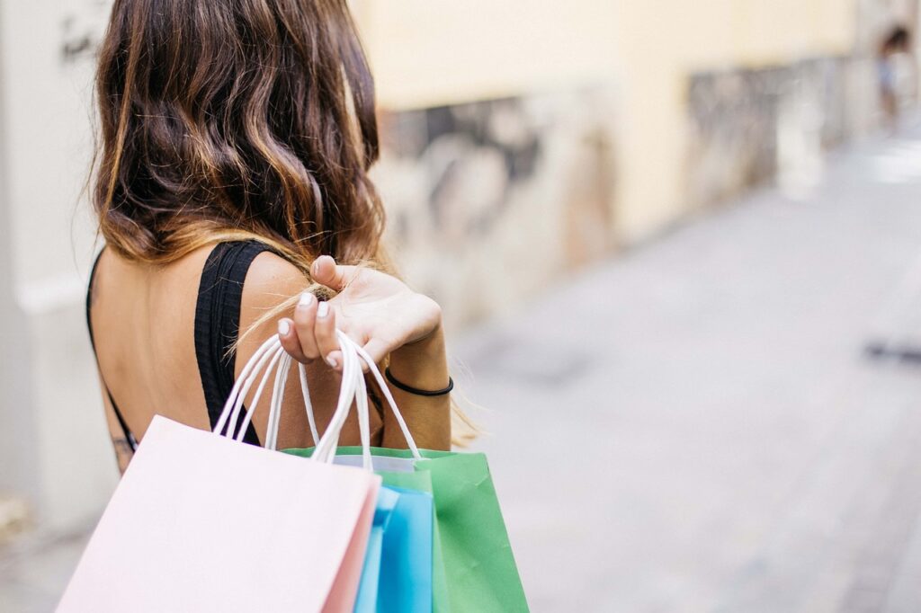 Como o cashback pode ser combinado com cupons de desconto para economizar mais