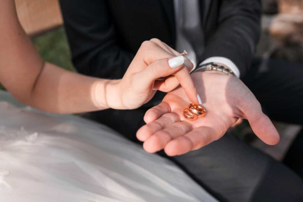 Aliança de casamento fina ou grossa como escolher